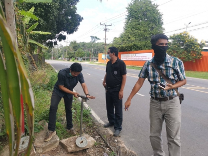 ไฟล์แนบ วันพธที่ 5 มกราคม 2565 นายสุรพงศ์ สมหวัง ผู้จัดการ กปภ.สาขากาญจนดิษฐ์ มอบหมายนายวะโรทัย ขุ้ยศร หัวหน้างาน 8 งานบริการและควบคุมน้ำสูญเสีย และพนักงานในสังกัด  ลงพื้นที่หาท่อแตกท่อรั่วด้วยวิธีการทำ Step Test คือ วิธีการค้นหาพื้นที่ที่มีน้ำสูญเสียสูง ด้วยวิธีการแบ่งเป็นพื้นที่ย่อย แล้วหยุดจ่ายน้ำทีละพื้นที่แบบมีลำดับ จะทำให้ทราบปริมาณน้ำจำหน่ายและน้ำสูญเสียของแต่ละพื้นที่ได้ จากนั้นจะทำการสำรวจหาท่อแตกรั่ว ทั้งบนดินและใต้ดิน บริเวณท่อส่งน้ำเส้นใหม่จากตำบลกะแดะ ไปยังพื้นที่จ่ายน้ำ ตำบลช้างซ้าย และตำบลกรูด อำเภอกาญจนดิษฐ์ จังหวัดสุราษฎร์ธานี ต่อไป