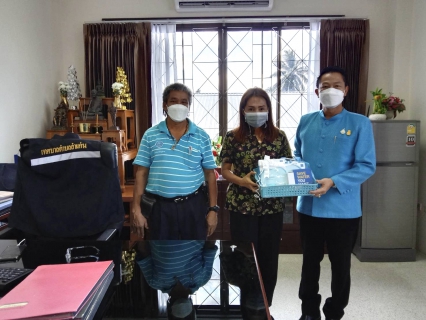 ไฟล์แนบ ช่วงเทศกาลปีใหม่ 2565 กปภ.สาขาตะกั่วป่า เข้าอวยพรพร้อมมอบกระเช้าของที่ระลึกตราสัญลักษณ์ กปภ. ส่วนราชการ รัฐวิสาหกิจ หน่วยงาน อปท. และสื่อมวลชน ในพื้นที่ อ.ตะกั่วป่า จ.พังงา