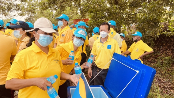 ไฟล์แนบ การประปาส่วนภูมิภาคสาขาชุมพร ดำเนินกิจกรรม CSR จิตอาสาพัฒนากำจัดผักตบชวา พร้อมสนับสนุนน้ำดื่มบรรจุขวดตราสัญลักษณ์ กปภ. ณ บริเวณสะพานไม้เคี่ยม โครงการพื้นที่หนองใหญ่ ตามพระราชดำริ ตำบลบางลึก อำเภอเมืองชุมพร จังหวัดชุมพร