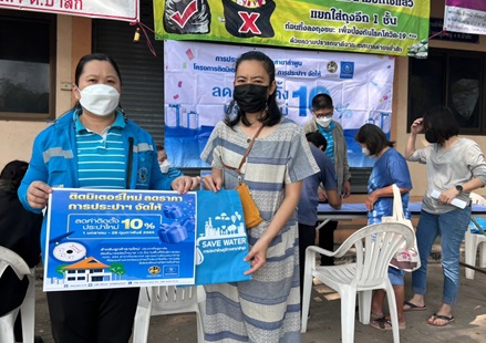 ไฟล์แนบ กปภ.สาขาลำพูน ออกหน่วยให้บริการรับคำร้องขอติดตั้งประปารายใหม่ ตามโครงการลดค่าติดตั้ง 10% ตั้งแต่วันที่ 1 มกราคม 2565 ถึง 28 กุมภาพันธ์ 2565 วันที่ 24  กุมภาพันธ์ 2565 กปภ.สาขาลำพูน โดย นายพรพจน์ ฑีฆายุ ผจก.กปภ.สาขาลำพูน นายพุฒิพงษ์ ทองอินทร์ หัวหน้างานบริการและควบคุมน้ำสูญเสีย นางนิตยา มหาธง หัวหน้างานอำนวยการ พร้อมด้วยทีมงาน ออกหน่วยให้บริการรับคำร้องขอติดตั้งประปารายใหม่ ณ หมู่บ้านหลุก ม.4 ต.ป่าสัก อ.เมือง จ.ลำพูน เพื่อเป็นการลดภาระค่าใช้จ่ายในการเดินทางให้แก่ลูกค้า และเป็นการเพิ่มจำนวนผู้ใช้น้ำรายใหม่ เพิ่มยอดน้ำจำหน่าย ให้เป็นไปตามเป้าหมาย