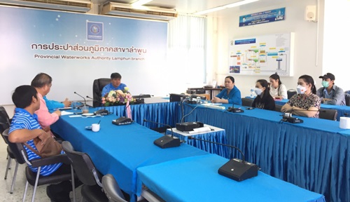 ไฟล์แนบ วันศุกร์ ที่ 25 กุมภาพันธ์ พ.ศ. 2565 นายพรพจน์ ฑีฆายุ ผจก.กปภ.สาขาลำพูน พร้อมด้วยหัวหน้างานและพนักงานในสังกัด จัดกิจกรรมสนทนายามเช้า (Morning Talk) ครั้งที่ 5/2565 ประจำเดือน กุมภาพันธ์ 2565 ติดตามผลการดำเนินงานด้านต่างๆพร้อมร่วมกันแลกเปลี่ยนความคิดเห็นและข้อเสนอแนะเกี่ยวกับการดำเนินงานทั้งภายในและภายนอกองค์กร หารือปัญหาอุปสรรคในการทำงาน วางแผนกิจกรรมตามโครงการ " ลดค่าติดตั้ง 10% ตั้งแต่วันที่ 1 ม.ค. - 28 ก.พ.65 เพื่อออกให้บริการประชาชนในสถานการณ์โควิด-19 ,  ติดตามสถานการณ์น้ำดิบ เพื่อป้องกันการเกิดน้ำไม่ได้คุณภาพ  พร้อมทั้งกำชับเรื่องการฉีดวัคซีน เพื่อป้องกันโรคระบาดโควิด 2019  