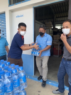 ไฟล์แนบ กปภ.สาขาพนมทวน ร่วมปันน้ำใจ สนับสนุนน้ำดื่มบรรจุขวดให้กับ ที่ว่าการอำเภอพนมทวน