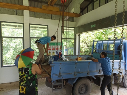 ไฟล์แนบ วันพุธที่ 9 มีนาคม 2565 นายสุรพงศ์ สมหวัง ผู้จัดการการประปาส่วนภูมิภาคสาขากาญจนดิษฐ์มอบหมายนายอัครเดช เพ็ชรโชติ หัวหน้างาน 8 งานผลิต พร้อมพนักงานในสังกัดเร่งดำเนินการแก้ไขและติดตั้งปั๊มสูบน้ำแรงต่ำ สถานีผลิตน้ำบ้านน้ำฉา หน่วยบริการดอนสัก ที่เกิดการชำรุดเสียหาย เพื่อทดแทนและเร่งสูบน้ำประปาเข้าระบบผลิตน้ำประปาต่อไป และเพื่อความต่อเนื่องในการจ่ายน้ำประปาเข้าระบบจ่ายน้ำต่อไป