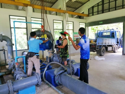 ไฟล์แนบ วันพุธที่ 9 มีนาคม 2565 นายสุรพงศ์ สมหวัง ผู้จัดการการประปาส่วนภูมิภาคสาขากาญจนดิษฐ์มอบหมายนายอัครเดช เพ็ชรโชติ หัวหน้างาน 8 งานผลิต พร้อมพนักงานในสังกัดเร่งดำเนินการแก้ไขและติดตั้งปั๊มสูบน้ำแรงต่ำ สถานีผลิตน้ำบ้านน้ำฉา หน่วยบริการดอนสัก ที่เกิดการชำรุดเสียหาย เพื่อทดแทนและเร่งสูบน้ำประปาเข้าระบบผลิตน้ำประปาต่อไป และเพื่อความต่อเนื่องในการจ่ายน้ำประปาเข้าระบบจ่ายน้ำต่อไป