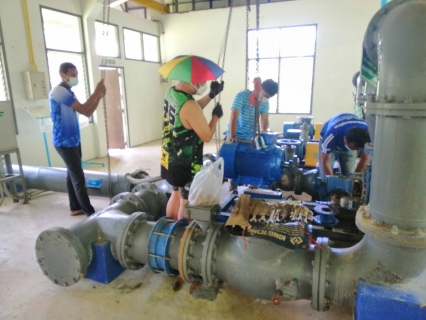 ไฟล์แนบ วันพุธที่ 9 มีนาคม 2565 นายสุรพงศ์ สมหวัง ผู้จัดการการประปาส่วนภูมิภาคสาขากาญจนดิษฐ์มอบหมายนายอัครเดช เพ็ชรโชติ หัวหน้างาน 8 งานผลิต พร้อมพนักงานในสังกัดเร่งดำเนินการแก้ไขและติดตั้งปั๊มสูบน้ำแรงต่ำ สถานีผลิตน้ำบ้านน้ำฉา หน่วยบริการดอนสัก ที่เกิดการชำรุดเสียหาย เพื่อทดแทนและเร่งสูบน้ำประปาเข้าระบบผลิตน้ำประปาต่อไป และเพื่อความต่อเนื่องในการจ่ายน้ำประปาเข้าระบบจ่ายน้ำต่อไป