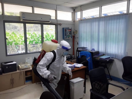 ไฟล์แนบ การประปาส่วนภูมิภาคสาขาคลองท่อม ดำเนินการฉีดพ่นน้ำยาฆ่าเชื้อ และทำความสะอาดพื้นที่ คุมเข้มมาตรการป้องกัน เน้นสร้างความปลอดภัยผู้มารับบริการและเจ้าหน้าที่ผู้ปฏิบัติงาน ในช่วงของการแพร่ระบาดเชื้อโคโรน่า