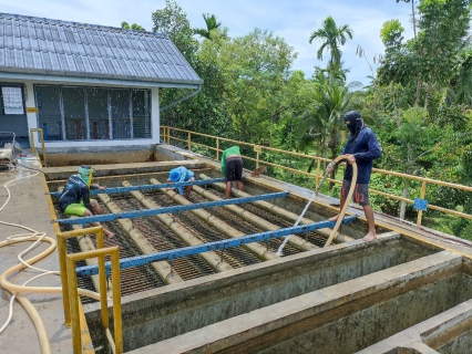 ไฟล์แนบ วันพุธที่ 27 เมษายน  2565 การประปาส่วนภูมิภาคสาขากาญจนดิษฐ์ ภายใต้การนำของ นายสุรพงศ์ สมหวัง ผู้จัดการการประปาส่วนภูมิภาคสาขากาญจนดิษฐ์ มอบหมายนายอัครเดช เพ็ชรโชติและพนักงานในสังกัด ดำเนินการล้างถังตกตะกอนและโรงกรองน้ำขนาด 100 ลบ.ม/ชม.จำนวน 2 โรง  ณ สถานีผลิตน้ำบ้านน้ำฉา หน่วยบริการดอนสัก ตามแผนโครงการจัดการน้ำสะอาดประจำไตรมาสที่ 2/2565