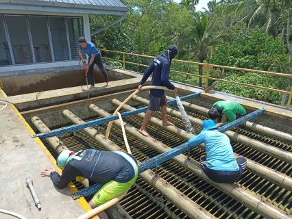 ไฟล์แนบ วันพุธที่ 27 เมษายน  2565 การประปาส่วนภูมิภาคสาขากาญจนดิษฐ์ ภายใต้การนำของ นายสุรพงศ์ สมหวัง ผู้จัดการการประปาส่วนภูมิภาคสาขากาญจนดิษฐ์ มอบหมายนายอัครเดช เพ็ชรโชติและพนักงานในสังกัด ดำเนินการล้างถังตกตะกอนและโรงกรองน้ำขนาด 100 ลบ.ม/ชม.จำนวน 2 โรง  ณ สถานีผลิตน้ำบ้านน้ำฉา หน่วยบริการดอนสัก ตามแผนโครงการจัดการน้ำสะอาดประจำไตรมาสที่ 2/2565