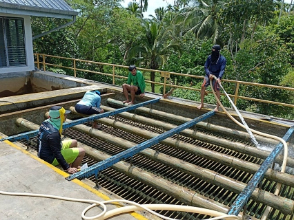 ไฟล์แนบ วันพุธที่ 27 เมษายน  2565 การประปาส่วนภูมิภาคสาขากาญจนดิษฐ์ ภายใต้การนำของ นายสุรพงศ์ สมหวัง ผู้จัดการการประปาส่วนภูมิภาคสาขากาญจนดิษฐ์ มอบหมายนายอัครเดช เพ็ชรโชติและพนักงานในสังกัด ดำเนินการล้างถังตกตะกอนและโรงกรองน้ำขนาด 100 ลบ.ม/ชม.จำนวน 2 โรง  ณ สถานีผลิตน้ำบ้านน้ำฉา หน่วยบริการดอนสัก ตามแผนโครงการจัดการน้ำสะอาดประจำไตรมาสที่ 2/2565