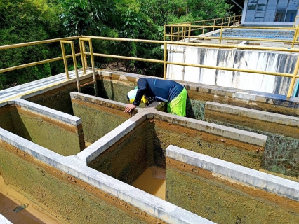 ไฟล์แนบ วันพุธที่ 27 เมษายน  2565 การประปาส่วนภูมิภาคสาขากาญจนดิษฐ์ ภายใต้การนำของ นายสุรพงศ์ สมหวัง ผู้จัดการการประปาส่วนภูมิภาคสาขากาญจนดิษฐ์ มอบหมายนายอัครเดช เพ็ชรโชติและพนักงานในสังกัด ดำเนินการล้างถังตกตะกอนและโรงกรองน้ำขนาด 100 ลบ.ม/ชม.จำนวน 2 โรง  ณ สถานีผลิตน้ำบ้านน้ำฉา หน่วยบริการดอนสัก ตามแผนโครงการจัดการน้ำสะอาดประจำไตรมาสที่ 2/2565