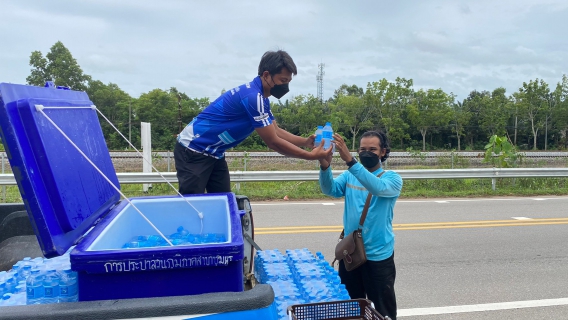 ไฟล์แนบ การประปาส่วนภูมิภาคสาขาชุมพร สนับสนุนน้ำดื่มบรรจุขวดตราสัญลักษณ์ ในกิจกรรม"รวมใจไทย ปลูกต้นไม้ เพื่อแผ่นดิน" จังหวัดชุมพร เนื่องในวันต้นไม้ประจำปีของชาติ พ.ศ.2565