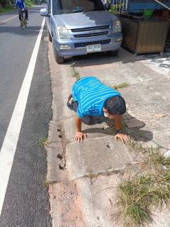 ไฟล์แนบ วันพฤหัสบดีที่ 26 พฤษภาคม  2565 การประปาส่วนภูมิภาคสาขากาญจนดิษฐ์ ภายใต้การบริหารงานโดย นายสุรพงศ์  สมหวัง ผู้จัดการการประปาส่วนภูมิภาคสาขากาญจนดิษฐ์  มอบหมายคณะกรรมการลดน้ำสูญเสียด้านกายภาพ ลงพื้นที่สำรวจ หาท่อแตกท่อรั่ว บริเวณพื้นที่ บ้านบางสำโรง  ตำบลท่าทองใหม่ อำเภอกาญจนดิษฐ์  จังหวัดสุราษฎร์ธานี เพื่อลดน้ำสูญเสียในระบบจำหน่ายและเพิ่มแรงดันในเส้นท่อ เป็นการให้บริการน้ำประปาอย่างเต็มประสิทธิภาพตามมาตรฐานของ กปภ. 