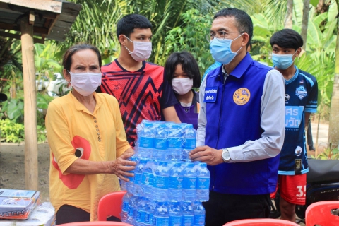 ไฟล์แนบ การประปาส่วนภูมิภาคสาขากระบี่ มอบน้ำดื่มบรรจุขวดตราสัญลักษณ์ กปภ. ในกิจกรรมส่งน้ำใจให้น้ำดื่ม แก่จังหวัดกระบี่ สนับสนุนใช้กิจกรรม ช่วยเหลือครัวเรือนยากจนตามปฏิบัติการ Krabi Steady