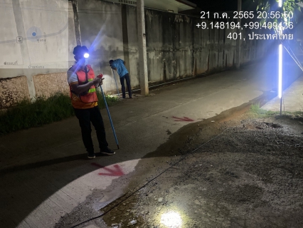 ไฟล์แนบ คืนวันพฤหัสบดีที่ 21 กรกฎาคม  2565 การประปาส่วนภูมิภาคสาขากาญจนดิษฐ์ ภายใต้การบริหารงานโดย นายสุรพงศ์  สมหวัง ผู้จัดการการประปาส่วนภูมิภาคสาขากาญจนดิษฐ์  มอบหมายพนักงานในสังกัด  ลงพื้นที่สำรวจ หาท่อแตกท่อรั่ว บริเวณพื้นที่ อบต.ทุ่งกง อำเภอกาญจนดิษฐ์  จังหวัดสุราษฎร์ธานี พื้นที่หลัง ซอยวัดทุ่งกง ซอยศูนย์การศึกษาพิเศษ ถนนสุราษฎร์ - นครศรี สองฝั่งถนน ตั้งแต่ซอยศูนย์การศึกษาพิเศษจนถึงโค้งเขาแก้ว  เพื่อลดน้ำสูญเสียในระบบจำหน่ายและเพิ่มแรงดันในเส้นท่อ เป็นการให้บริการน้ำประปาอย่างเต็มประสิทธิภาพตามมาตรฐานของ กปภ. 
