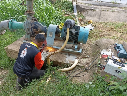 ไฟล์แนบ วันจันทร์ที่ 8 สิงหาคม 2565 การประปาส่วนภูมิภาคสาขากาญจนดิษฐ์ ภายใต้การบริหารของนายสุรพงศ์ สมหวัง ผู้จัดการการประปาส่วนภูมิภาคสาขากาญจนดิษฐ์ มอบหมายนายอัครเดช เพ็ชรโชติ หัวหน้างาน 8 งานผลิตพร้อม พนักงานในสังกัดงานผลิต เข้าดำเนินการปรับปรุงแท่นปั๊มสูบน้ำแรงต่ำ​ครองกะแดะ เพื่อเสริมความแข็งแรงของแท่นที่ชำรุด​ เพื่อลดอาการสั่นของมอเตอร์และปั๊มสูบน้ำเพื่อยืดอายุการใช้งาน