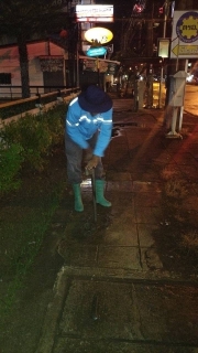 ไฟล์แนบ วันอังคาร ที่ 13 กันยายน  2565 การประปาส่วนภูมิภาคสาขากาญจนดิษฐ์ ภายใต้การบริหารงานโดยนายสุรพงศ์  สมหวัง ผู้จัดการการประปาส่วนภูมิภาคสาขากาญจนดิษฐ์  มอบหมายนายวะโรทัย ขุ้ยศร หัวหน้างาน 8 งานบริการและควบคุมน้ำสูญเสียและพนักงานในสังกัด ลงพื้นที่ บ้านทุ่งอ่อนใจ บ้านทุ่งขิง บ้านบางสำโรง หมู่บ้านสิริภัทร ตำบลท่าทองใหม่  อำเภอกาญจนดิษฐ์  จังหวัดสุราษฎร์ธานี ออกทำ Step test ค้นหาท่อรั่ว DMA MM -KD -01 ตำบลท่าทองใหม่  เพื่อค้นท่อแตกท่อรั่วและเพิ่มปริมาณน้ำจ่ายให้ลูกค้าได้ดียิ่งขึ้น  