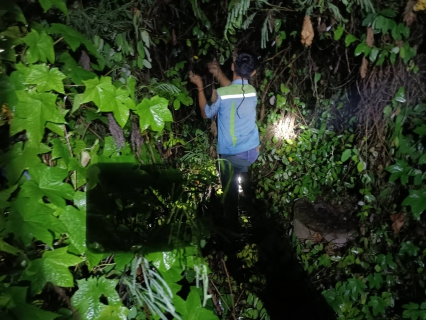 ไฟล์แนบ วันอังคาร ที่ 13 กันยายน  2565 การประปาส่วนภูมิภาคสาขากาญจนดิษฐ์ ภายใต้การบริหารงานโดยนายสุรพงศ์  สมหวัง ผู้จัดการการประปาส่วนภูมิภาคสาขากาญจนดิษฐ์  มอบหมายนายวะโรทัย ขุ้ยศร หัวหน้างาน 8 งานบริการและควบคุมน้ำสูญเสียและพนักงานในสังกัด ลงพื้นที่ บ้านทุ่งอ่อนใจ บ้านทุ่งขิง บ้านบางสำโรง หมู่บ้านสิริภัทร ตำบลท่าทองใหม่  อำเภอกาญจนดิษฐ์  จังหวัดสุราษฎร์ธานี ออกทำ Step test ค้นหาท่อรั่ว DMA MM -KD -01 ตำบลท่าทองใหม่  เพื่อค้นท่อแตกท่อรั่วและเพิ่มปริมาณน้ำจ่ายให้ลูกค้าได้ดียิ่งขึ้น  