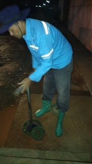 ไฟล์แนบ วันอังคาร ที่ 13 กันยายน  2565 การประปาส่วนภูมิภาคสาขากาญจนดิษฐ์ ภายใต้การบริหารงานโดยนายสุรพงศ์  สมหวัง ผู้จัดการการประปาส่วนภูมิภาคสาขากาญจนดิษฐ์  มอบหมายนายวะโรทัย ขุ้ยศร หัวหน้างาน 8 งานบริการและควบคุมน้ำสูญเสียและพนักงานในสังกัด ลงพื้นที่ บ้านทุ่งอ่อนใจ บ้านทุ่งขิง บ้านบางสำโรง หมู่บ้านสิริภัทร ตำบลท่าทองใหม่  อำเภอกาญจนดิษฐ์  จังหวัดสุราษฎร์ธานี ออกทำ Step test ค้นหาท่อรั่ว DMA MM -KD -01 ตำบลท่าทองใหม่  เพื่อค้นท่อแตกท่อรั่วและเพิ่มปริมาณน้ำจ่ายให้ลูกค้าได้ดียิ่งขึ้น  