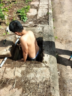 ไฟล์แนบ วันพุธที่ 14 กันยายน  2565 การประปาส่วนภูมิภาคสาขากาญจนดิษฐ์ ภายใต้การบริหารงานโดย นายสุรพงศ์  สมหวัง ผู้จัดการการประปาส่วนภูมิภาคสาขากาญจนดิษฐ์  มอบหมายนายวะโรทัย ขุ้ยศร หัวหน้างาน 8 งานบริการและควบคุมน้ำสูญเสีย และพนักงานในสังกัด  ลงพื้นที่สำรวจ หาท่อแตกท่อรั่ว บริเวณพื้นที่ บ้านทุ่งอ่อนใจ บ้านทุ่งขิง บ้านบางสำโรง และหมู่บ้านสิริภัทร ตำบลท่าทองใหม่ อำเภอกาญจนดิษฐ์ จังหวัดสุราษฎร์ธานี เพื่อลดน้ำสูญเสียในระบบจำหน่ายและเพิ่มแรงดันในเส้นท่อ เป็นการให้บริการน้ำประปาอย่างเต็มประสิทธิภาพตามมาตรฐานของ กปภ. 