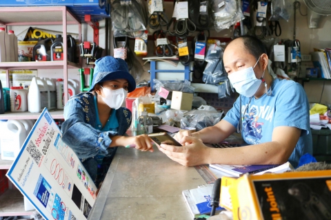 ไฟล์แนบ กปภ.สาขาปทุมธานี ลงพื้นที่จัดโครงการ มุ่ง-มั่น-เพื่อปวงชน เติมใจให้กัน ให้บริการแนะนำการชำระค่าน้ำประปาผ่านช่องทางออนไลน์ พร้อมตรวจสอบท่อแตกรั่ว ทั้งก่อนและหลังมาตรวัดน้ำให้แก่ประชาชน บริเวณหมู่บ้านภัสสรัตน์ ต.บางโพธิ์เหนือ อ.สามโคก จ.ปทุมธานี