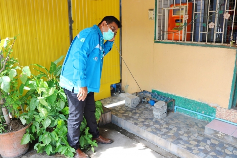 ไฟล์แนบ กปภ.สาขาปทุมธานี ลงพื้นที่จัดโครงการ มุ่ง-มั่น-เพื่อปวงชน เติมใจให้กัน ให้บริการแนะนำการชำระค่าน้ำประปาผ่านช่องทางออนไลน์ พร้อมตรวจสอบท่อแตกรั่ว ทั้งก่อนและหลังมาตรวัดน้ำให้แก่ประชาชน บริเวณหมู่บ้านภัสสรัตน์ ต.บางโพธิ์เหนือ อ.สามโคก จ.ปทุมธานี