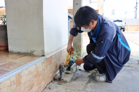 ไฟล์แนบ กปภ.สาขาปทุมธานี ลงพื้นที่จัดโครงการ มุ่ง-มั่น-เพื่อปวงชน เติมใจให้กัน ให้บริการแนะนำการชำระค่าน้ำประปาผ่านช่องทางออนไลน์ พร้อมตรวจสอบท่อแตกรั่ว ทั้งก่อนและหลังมาตรวัดน้ำให้แก่ประชาชน บริเวณหมู่บ้านภัสสรัตน์ ต.บางโพธิ์เหนือ อ.สามโคก จ.ปทุมธานี