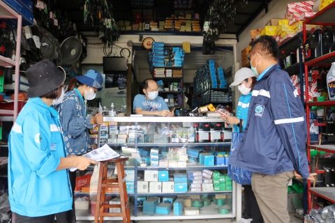 ไฟล์แนบ กปภ.สาขาปทุมธานี ลงพื้นที่จัดโครงการ มุ่ง-มั่น-เพื่อปวงชน เติมใจให้กัน ให้บริการแนะนำการชำระค่าน้ำประปาผ่านช่องทางออนไลน์ พร้อมตรวจสอบท่อแตกรั่ว ทั้งก่อนและหลังมาตรวัดน้ำให้แก่ประชาชน บริเวณหมู่บ้านภัสสรัตน์ ต.บางโพธิ์เหนือ อ.สามโคก จ.ปทุมธานี