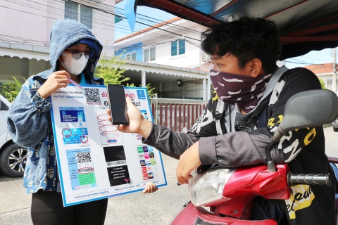 ไฟล์แนบ กปภ.สาขาปทุมธานี ลงพื้นที่จัดโครงการ มุ่ง-มั่น-เพื่อปวงชน เติมใจให้กัน ให้บริการแนะนำการชำระค่าน้ำประปาผ่านช่องทางออนไลน์ พร้อมตรวจสอบท่อแตกรั่ว ทั้งก่อนและหลังมาตรวัดน้ำให้แก่ประชาชน บริเวณหมู่บ้านภัสสรัตน์ ต.บางโพธิ์เหนือ อ.สามโคก จ.ปทุมธานี