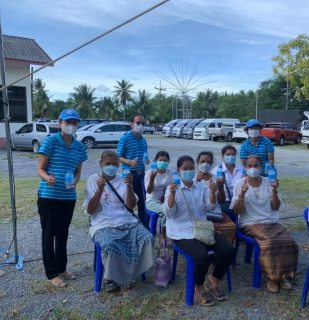 ไฟล์แนบ กปภ.สาขาปากพนัง ร่วมให้บริการน้ำดื่มบรรจุขวด ตราสัญลักษณ์ กปภ. แก่ประชาชน ที่มาร่วมงาน ในพิธีอัญเชิญพระพุทธรูปขึ้นประดิษฐาน ณ แท่นอุโบสถวัดสองพี่น้อง