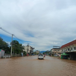 ไฟล์แนบ กปภ.สาขาหล่มสัก มอบน้ำดื่ม ตราสัญลักษณ์ กปภ.ให้กับประชาชนที่ประสบอุทุกภัย