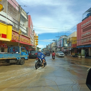 ไฟล์แนบ กปภ.สาขาหล่มสัก มอบน้ำดื่ม ตราสัญลักษณ์ กปภ.ให้กับประชาชนที่ประสบอุทุกภัย