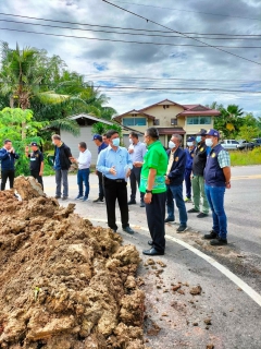 ไฟล์แนบ ผู้ว่าราชการจังหวัดสุราษฎร์ธานี ลงพื้นที่ติดตามความคืบหน้าการขยายเขตบริการน้ำประปา ของการประปาส่วนภูมิภาคสาขากาญจนดิษฐ์  พื้นที่ตำบลพลายวาส อำเภอกาญจนดิษฐ์ ระยะทาง 5.2 กิโลเมตร เพื่อให้บริการประชาชนตลอดแนวท่อ และเรือนจำชั่วคราวทุ่งเขน