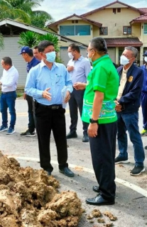 ไฟล์แนบ ผู้ว่าราชการจังหวัดสุราษฎร์ธานี ลงพื้นที่ติดตามความคืบหน้าการขยายเขตบริการน้ำประปา ของการประปาส่วนภูมิภาคสาขากาญจนดิษฐ์  พื้นที่ตำบลพลายวาส อำเภอกาญจนดิษฐ์ ระยะทาง 5.2 กิโลเมตร เพื่อให้บริการประชาชนตลอดแนวท่อ และเรือนจำชั่วคราวทุ่งเขน