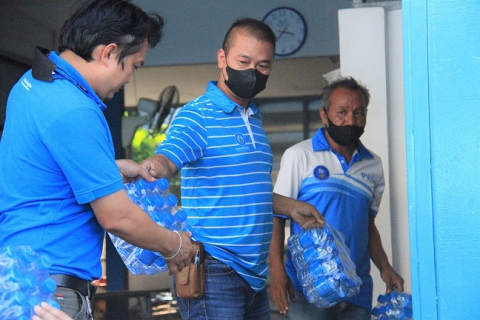 ไฟล์แนบ กปภ.ข.6 ร่วมกับ สมาคมวิทยุสมัครเล่นจังหวัดขอนแก่น มอบน้ำดื่มบรรเทาอุทกภัย