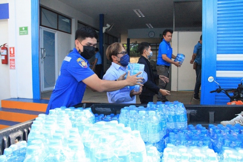 ไฟล์แนบ กปภ.ข.6 ร่วมกับ สมาคมวิทยุสมัครเล่นจังหวัดขอนแก่น มอบน้ำดื่มบรรเทาอุทกภัย