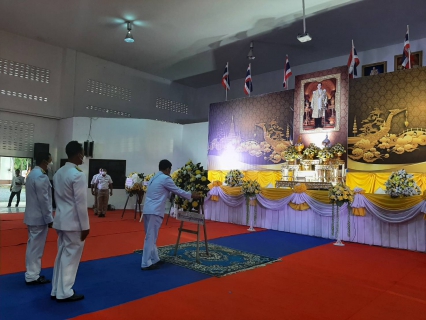 ไฟล์แนบ การประปาส่วนภูมิภาคสาขากาญจนดิษฐ์ ร่วมพิธีวางพวงมาลาเพื่อน้อมรำลึก ในพระมหากรุณาธิคุณ พระบาทสมเด็จพระบรมชนกาธิเบศรมหาภูมิพลอดุลยเดชมหาราชบรมนาถบพิตรเนื่องในวัน คล้ายวันสวรรคต 