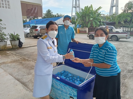 ไฟล์แนบ วันที่ 13 ตุลาคม 2565 เวลา 17.00 น.โดยนายสุรพงศ์ สมหวัง ผจก. กปภ.สาขากาญจนดิษฐ์ พร้อมพนักงานในสังกัด กปภ.สาขากาญจนดิษฐ์ ร่วมแจกน้ำดื่มตราสัญญาลักษณ์ กปภ.ให้กับผู้เข้าร่วมพิธีวางพวงมาลาเพื่อน้อมรำลึก ในพระมหากรุณาธิคุณ พระบาทสมเด็จพระบรมชนกาธิเบศรมหาภูมิพลอดุลยเดชมหาราชบรมนาถบพิตรเนื่องใน วันคล้ายวันสวรรคต ณ ศาลาประชาคม ที่ว่าการอำเภอกาญจนดิษฐ์