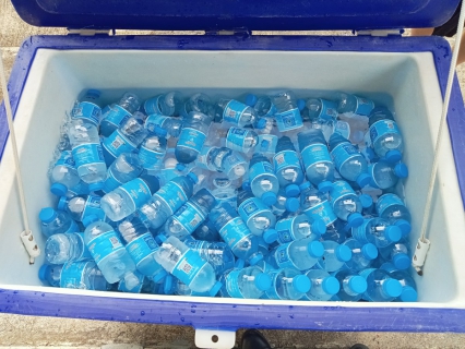 ไฟล์แนบ วันที่ 13 ตุลาคม 2565 เวลา 17.00 น.โดยนายสุรพงศ์ สมหวัง ผจก. กปภ.สาขากาญจนดิษฐ์ พร้อมพนักงานในสังกัด กปภ.สาขากาญจนดิษฐ์ ร่วมแจกน้ำดื่มตราสัญญาลักษณ์ กปภ.ให้กับผู้เข้าร่วมพิธีวางพวงมาลาเพื่อน้อมรำลึก ในพระมหากรุณาธิคุณ พระบาทสมเด็จพระบรมชนกาธิเบศรมหาภูมิพลอดุลยเดชมหาราชบรมนาถบพิตรเนื่องใน วันคล้ายวันสวรรคต ณ ศาลาประชาคม ที่ว่าการอำเภอกาญจนดิษฐ์