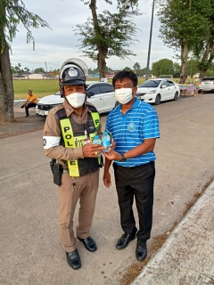 ไฟล์แนบ วันที่ 13 ตุลาคม 2565 เวลา 17.00 น.โดยนายสุรพงศ์ สมหวัง ผจก. กปภ.สาขากาญจนดิษฐ์ พร้อมพนักงานในสังกัด กปภ.สาขากาญจนดิษฐ์ ร่วมแจกน้ำดื่มตราสัญญาลักษณ์ กปภ.ให้กับผู้เข้าร่วมพิธีวางพวงมาลาเพื่อน้อมรำลึก ในพระมหากรุณาธิคุณ พระบาทสมเด็จพระบรมชนกาธิเบศรมหาภูมิพลอดุลยเดชมหาราชบรมนาถบพิตรเนื่องใน วันคล้ายวันสวรรคต ณ ศาลาประชาคม ที่ว่าการอำเภอกาญจนดิษฐ์