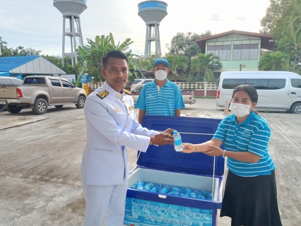 ไฟล์แนบ วันที่ 13 ตุลาคม 2565 เวลา 17.00 น.โดยนายสุรพงศ์ สมหวัง ผจก. กปภ.สาขากาญจนดิษฐ์ พร้อมพนักงานในสังกัด กปภ.สาขากาญจนดิษฐ์ ร่วมแจกน้ำดื่มตราสัญญาลักษณ์ กปภ.ให้กับผู้เข้าร่วมพิธีวางพวงมาลาเพื่อน้อมรำลึก ในพระมหากรุณาธิคุณ พระบาทสมเด็จพระบรมชนกาธิเบศรมหาภูมิพลอดุลยเดชมหาราชบรมนาถบพิตรเนื่องใน วันคล้ายวันสวรรคต ณ ศาลาประชาคม ที่ว่าการอำเภอกาญจนดิษฐ์