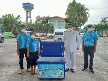 ไฟล์แนบ วันที่ 13 ตุลาคม 2565 เวลา 17.00 น.โดยนายสุรพงศ์ สมหวัง ผจก. กปภ.สาขากาญจนดิษฐ์ พร้อมพนักงานในสังกัด กปภ.สาขากาญจนดิษฐ์ ร่วมแจกน้ำดื่มตราสัญญาลักษณ์ กปภ.ให้กับผู้เข้าร่วมพิธีวางพวงมาลาเพื่อน้อมรำลึก ในพระมหากรุณาธิคุณ พระบาทสมเด็จพระบรมชนกาธิเบศรมหาภูมิพลอดุลยเดชมหาราชบรมนาถบพิตรเนื่องใน วันคล้ายวันสวรรคต ณ ศาลาประชาคม ที่ว่าการอำเภอกาญจนดิษฐ์