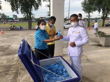 ไฟล์แนบ วันที่ 13 ตุลาคม 2565 เวลา 17.00 น.โดยนายสุรพงศ์ สมหวัง ผจก. กปภ.สาขากาญจนดิษฐ์ พร้อมพนักงานในสังกัด กปภ.สาขากาญจนดิษฐ์ ร่วมแจกน้ำดื่มตราสัญญาลักษณ์ กปภ.ให้กับผู้เข้าร่วมพิธีวางพวงมาลาเพื่อน้อมรำลึก ในพระมหากรุณาธิคุณ พระบาทสมเด็จพระบรมชนกาธิเบศรมหาภูมิพลอดุลยเดชมหาราชบรมนาถบพิตรเนื่องใน วันคล้ายวันสวรรคต ณ ศาลาประชาคม ที่ว่าการอำเภอกาญจนดิษฐ์