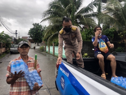 ไฟล์แนบ กปภ.สาขาภูเก็ต  ลงพื้นที่แจกน้ำดื่มบรรจุขวดตราสัญลักษณ์ กปภ.บริการประชาชนในซอยศาลเจ้า