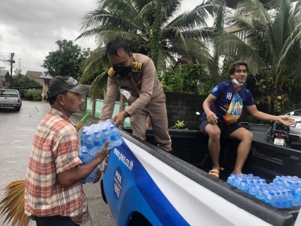 ไฟล์แนบ กปภ.สาขาภูเก็ต  ลงพื้นที่แจกน้ำดื่มบรรจุขวดตราสัญลักษณ์ กปภ.บริการประชาชนในซอยศาลเจ้า