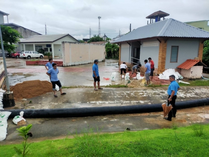 ไฟล์แนบ กปภ.สาขาภูเก็ต ดำเนินการก่อผนังอุดรอยรั่ว วางกระสอบทราย เพื่อป้องกันน้ำท่วม โรงสูบน้ำแรงต่ำ ขุมน้ำสรรพสามิตร   