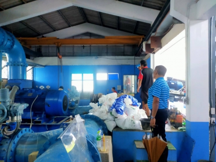 ไฟล์แนบ กปภ.สาขาภูเก็ต ดำเนินการก่อผนังอุดรอยรั่ว วางกระสอบทราย เพื่อป้องกันน้ำท่วม โรงสูบน้ำแรงต่ำ ขุมน้ำสรรพสามิตร   