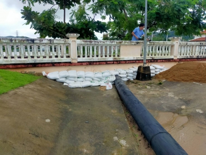 ไฟล์แนบ กปภ.สาขาภูเก็ต ดำเนินการก่อผนังอุดรอยรั่ว วางกระสอบทราย เพื่อป้องกันน้ำท่วม โรงสูบน้ำแรงต่ำ ขุมน้ำสรรพสามิตร   