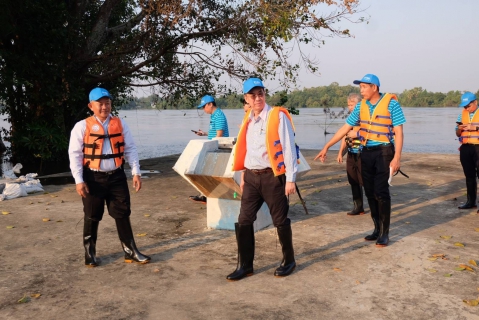 ไฟล์แนบ มท.1 ลงพื้นที่ติดตามสถานการณ์อุทกภัย จ.อุบลราชธานี เร่งให้ความช่วยเหลือ พร้อมส่งกำลังใจให้ผู้ประสบภัยและเจ้าหน้าที่ผู้ปฏิบัติงานในพื้นที่