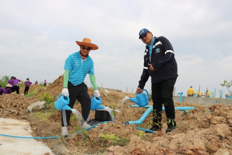 ไฟล์แนบ กปภ.สาขาธัญบุรี ร่วมกิจกรรม โครงการ โคก หนอง นา สัปปายะและรมณียสถาน สถานปฏิบัติธรรมสมเด็จพระสังฆราช (อมพรมหาเถร) ของสำนักงานทรัพยากรธรรมชาติและสิ่งแวดล้อมจังหวัดปทุมธานี