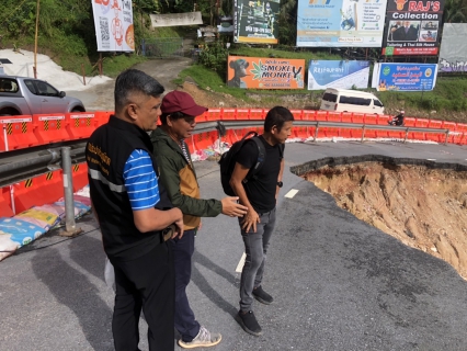 ไฟล์แนบ กปภ.สาขาภูเก็ต  ร่วมสังเกตุการณ์ การซ่อมถนนพระบารมีที่ชำรุดเนื่องจากดินสไลด์ และหารือแนวทางการซ่อมร่วมกับกับนายกเทศบาลเมืองกะทู้
